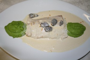 Filet vom Kingfish mit lauwarmem Eigelb gefüllt serviert mit Morcheln und Erbsenpüree