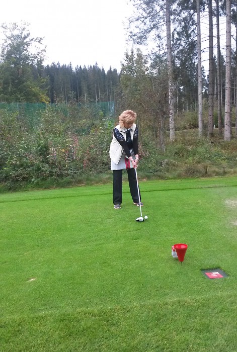 Annemarie bei Golf spielen